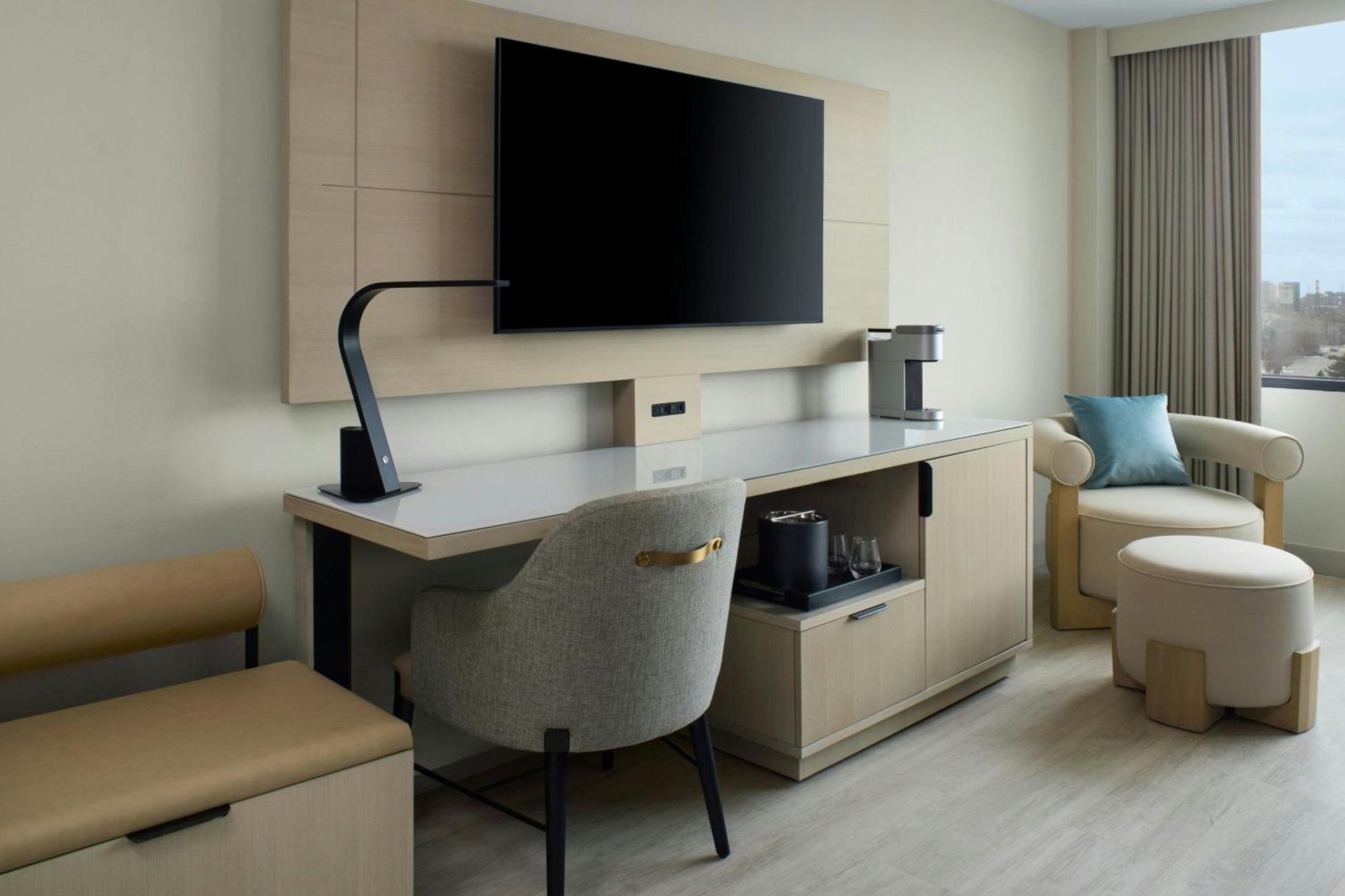 Habitación con cama extragrande.